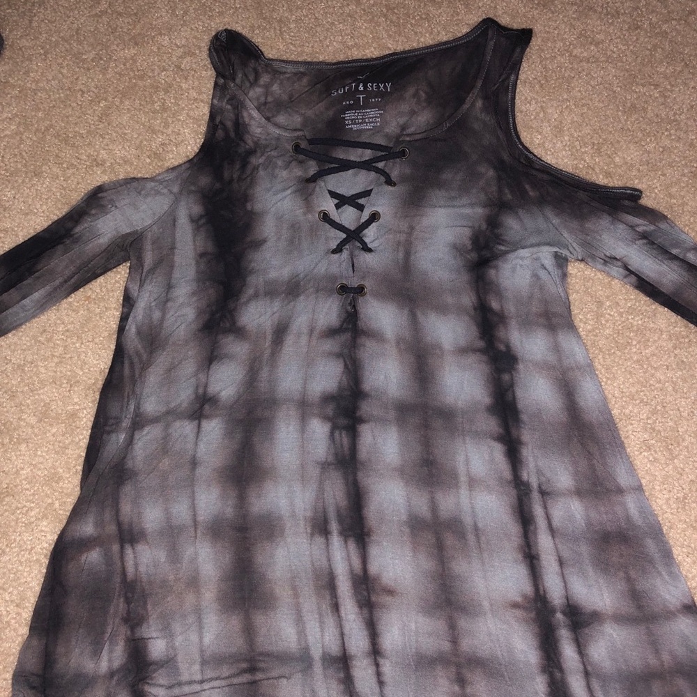 Long sleeve shoulder cut out american eagle